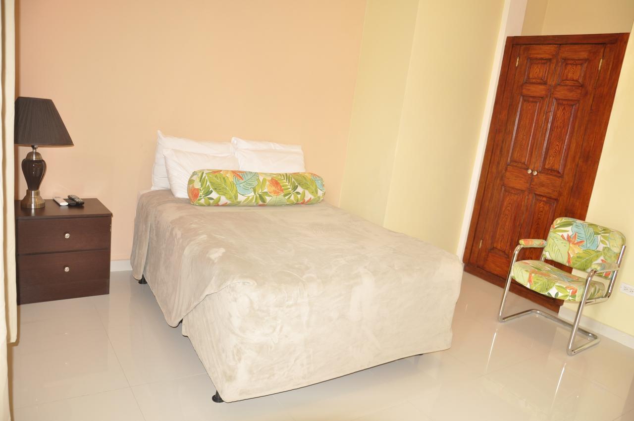 Sams Hotel ปอร์โตแปรงซ์ ภายนอก รูปภาพ